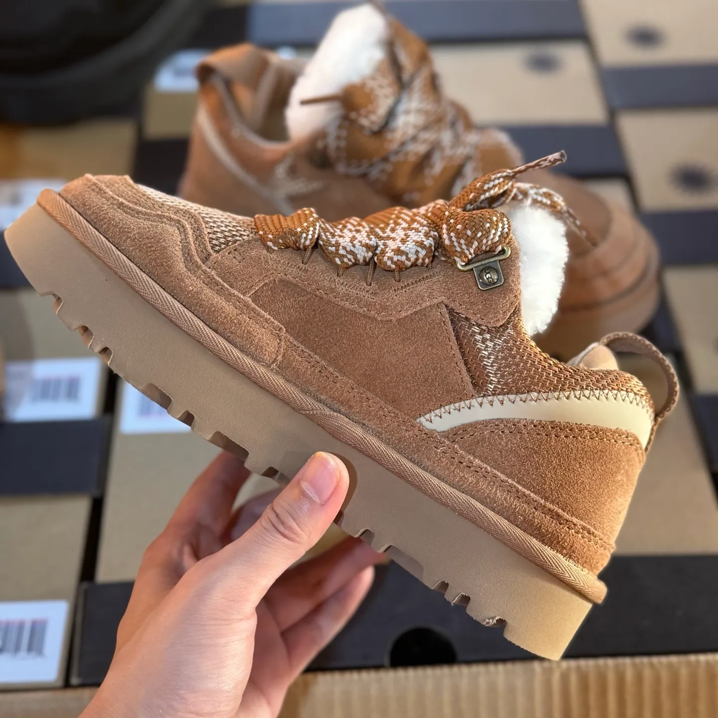 Local 💰600 Settlement in store 250 OEM grade 4032 Mel series Top workmanship level Super stable version ✔️ Good looks and texture online Suede leather + low-key logo look retro Classic two-color shoelaces can be worn as one shoe or two ✔️ So comfortable that you want to weld your feet on it Super light material + 5cm thick sole No tired feet after heightening Wool insoles are warm and breathable No stress on commuting and shopping all day long ✔️ I love the details: wide shoelaces for photos, sizes 34-40 are suitable for various foot types, slight stains can be wiped clean with a damp cloth, and the loose feeling in early autumn depends entirely on it. You can close your eyes and avoid stepping on thunder! 👟
